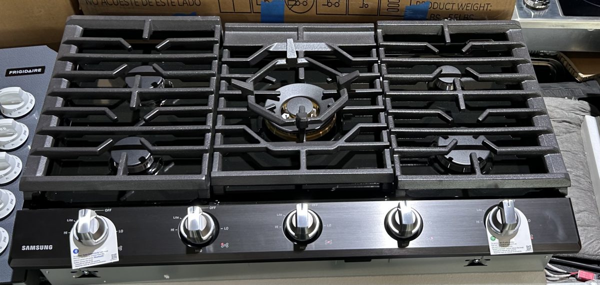 Samsung - 36" Built-In Gas Cooktop with WiFi and Dual Power Brass Burner - Black Stainless Steel - Image 2