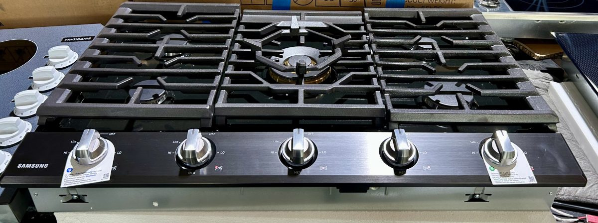 Samsung - 36" Built-In Gas Cooktop with WiFi and Dual Power Brass Burner - Black Stainless Steel - Image 3