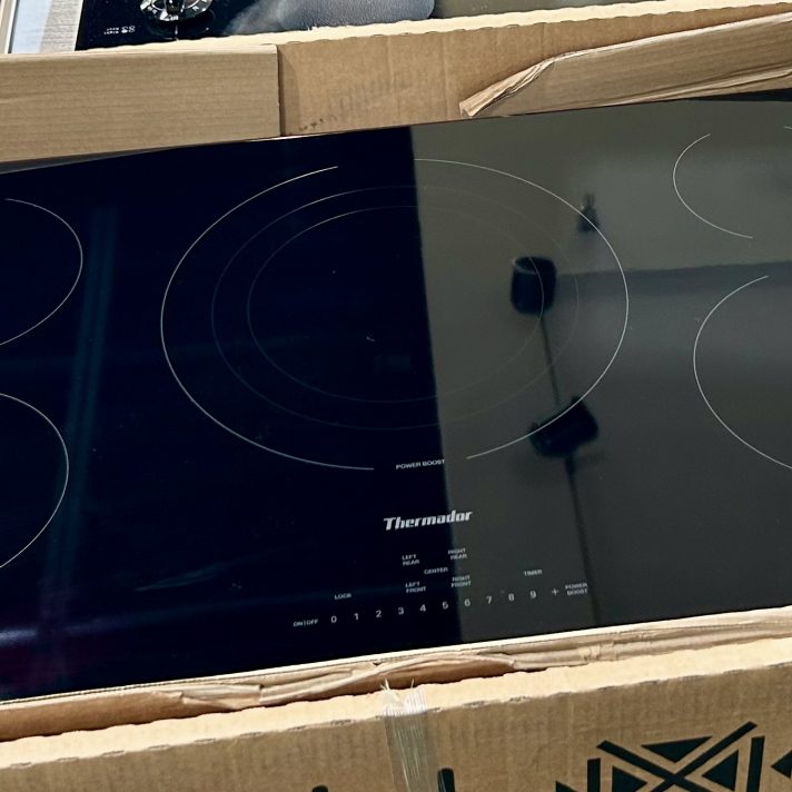 Thermador - Masterpiece Series 36" Built-In Electric Induction Cooktop with 5 elements and Frameless Design - Black