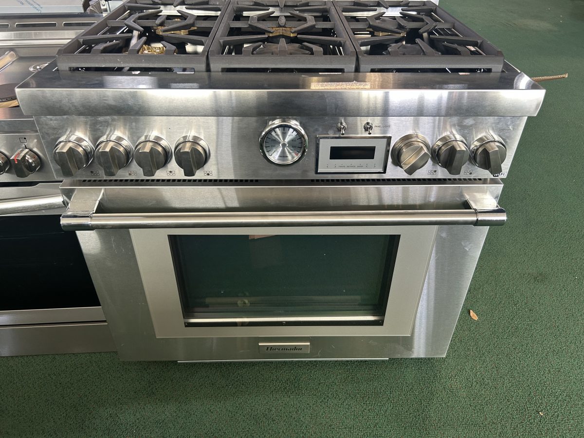 Thermador - ProGrand 5.7 Cu. Ft. Freestanding Gas Convection Range with Self-Cleaning and 6 Burners - Stainless Steel