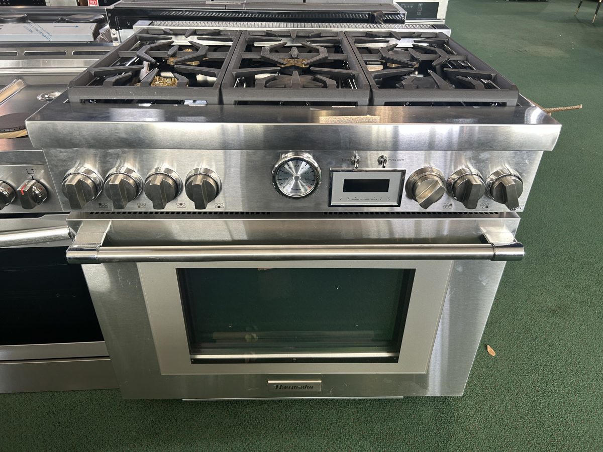 Thermador - ProGrand 5.7 Cu. Ft. Freestanding Gas Convection Range with Self-Cleaning and 6 Burners - Stainless Steel - Image 2