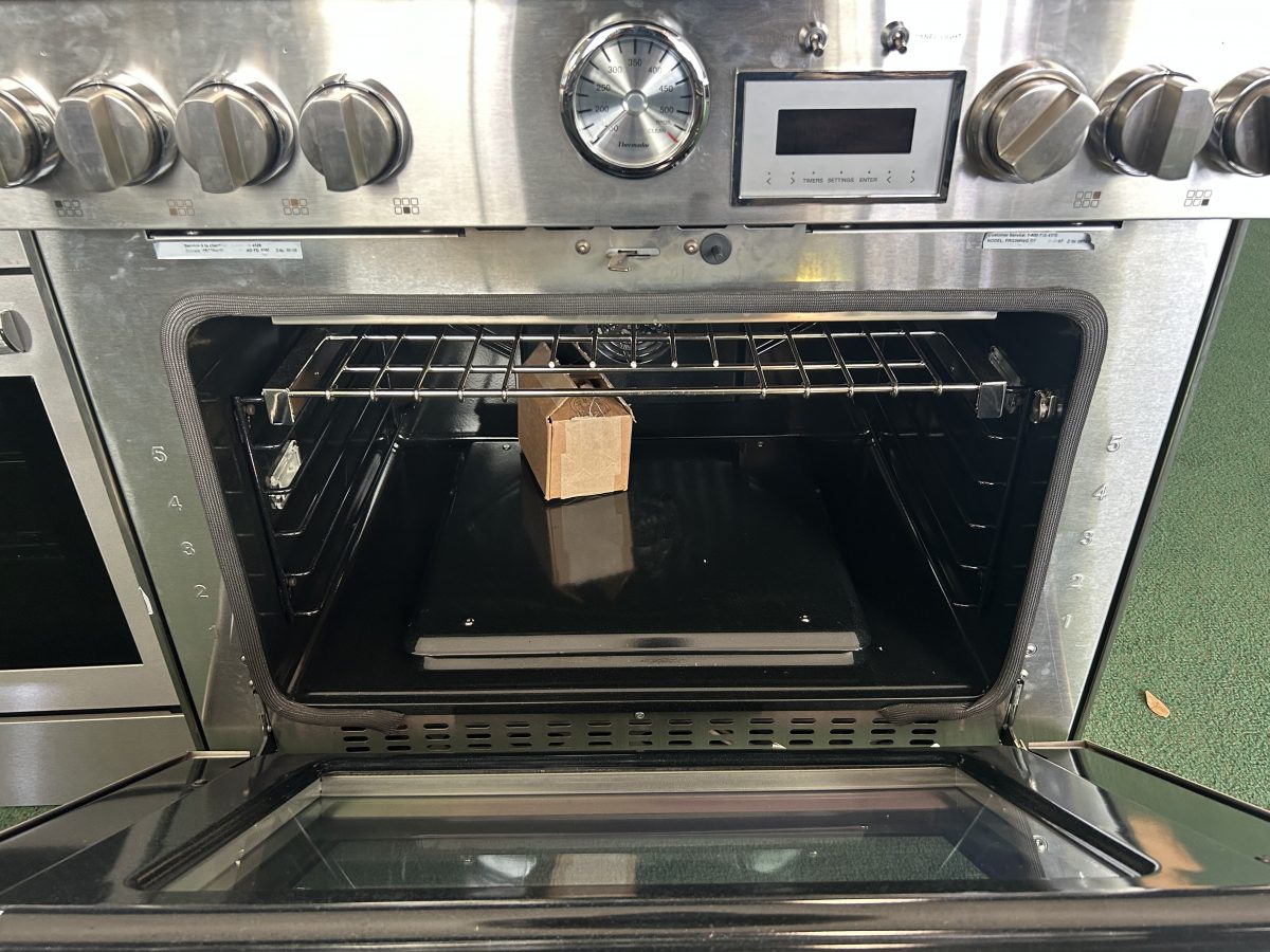 Thermador - ProGrand 5.7 Cu. Ft. Freestanding Gas Convection Range with Self-Cleaning and 6 Burners - Stainless Steel - Image 3