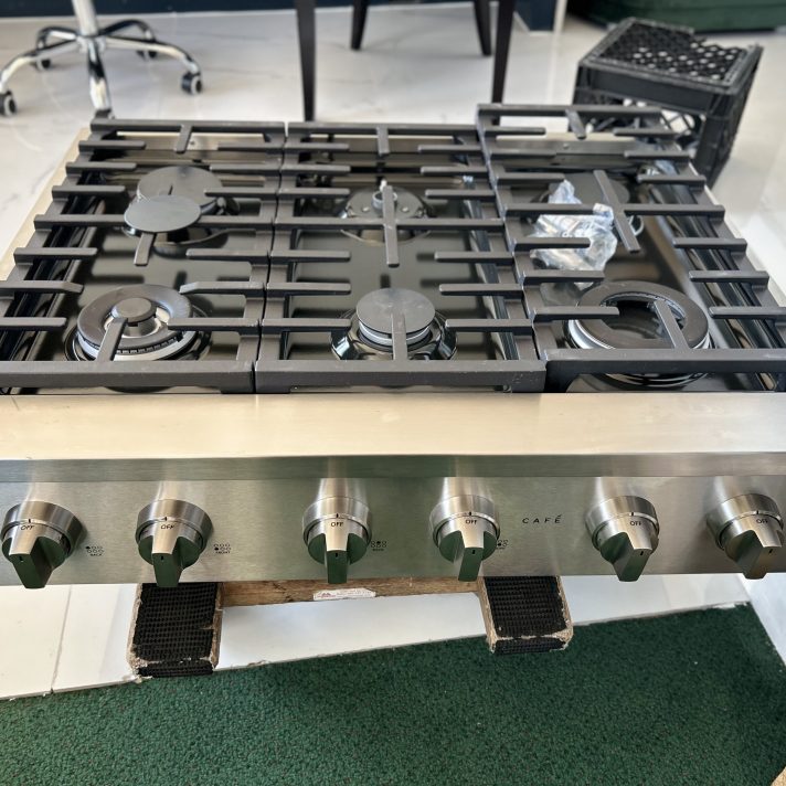 CAFÉ™ 36" Commercial-Style Gas Rangetop with 6 Burners (Natural Gas)