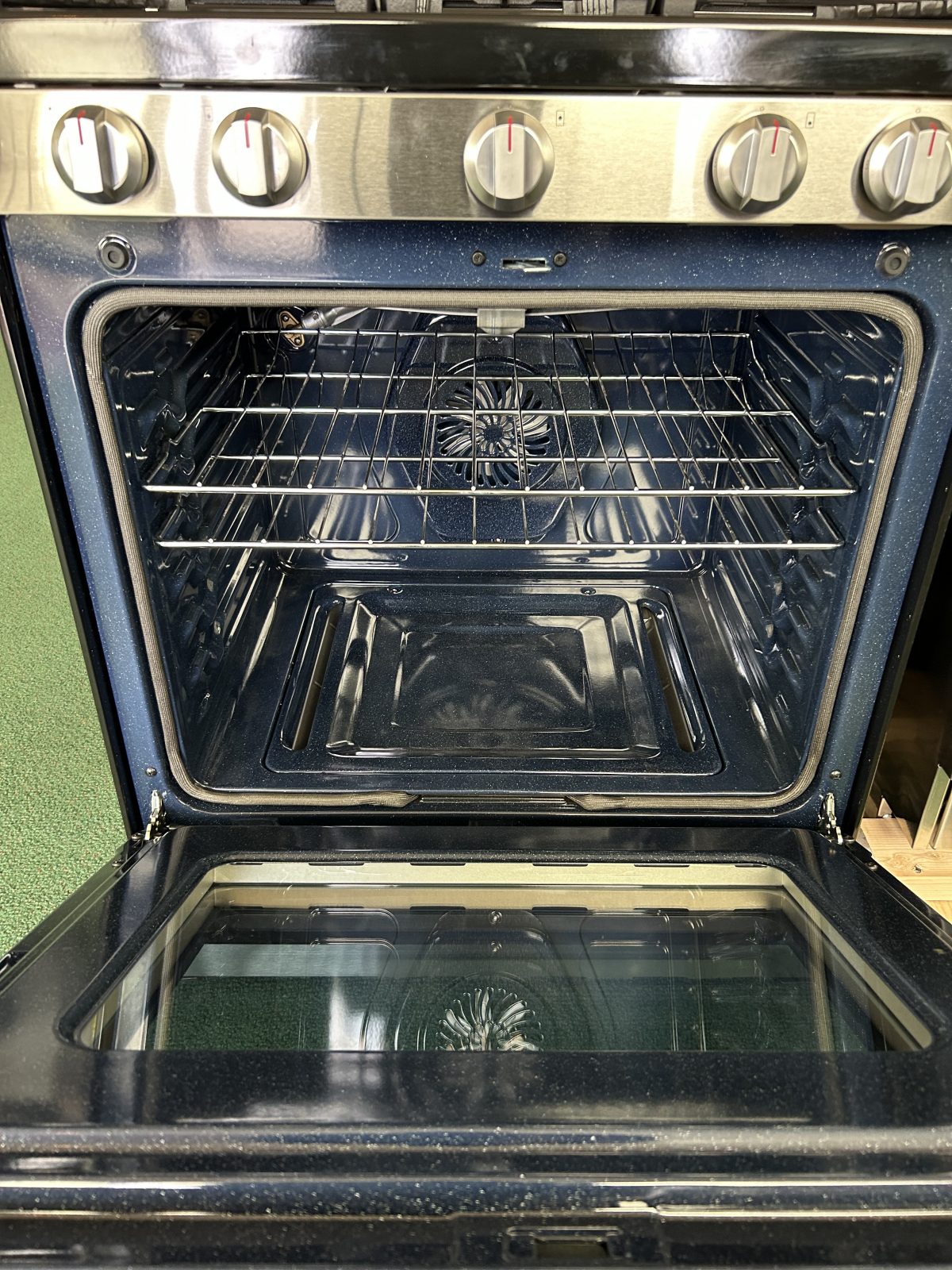 Samsung - 6.3 cu. ft. Freestanding Electric Convection+ Range with WiFi, No-Preheat Air Fry and Griddle - Stainless Steel - Image 3