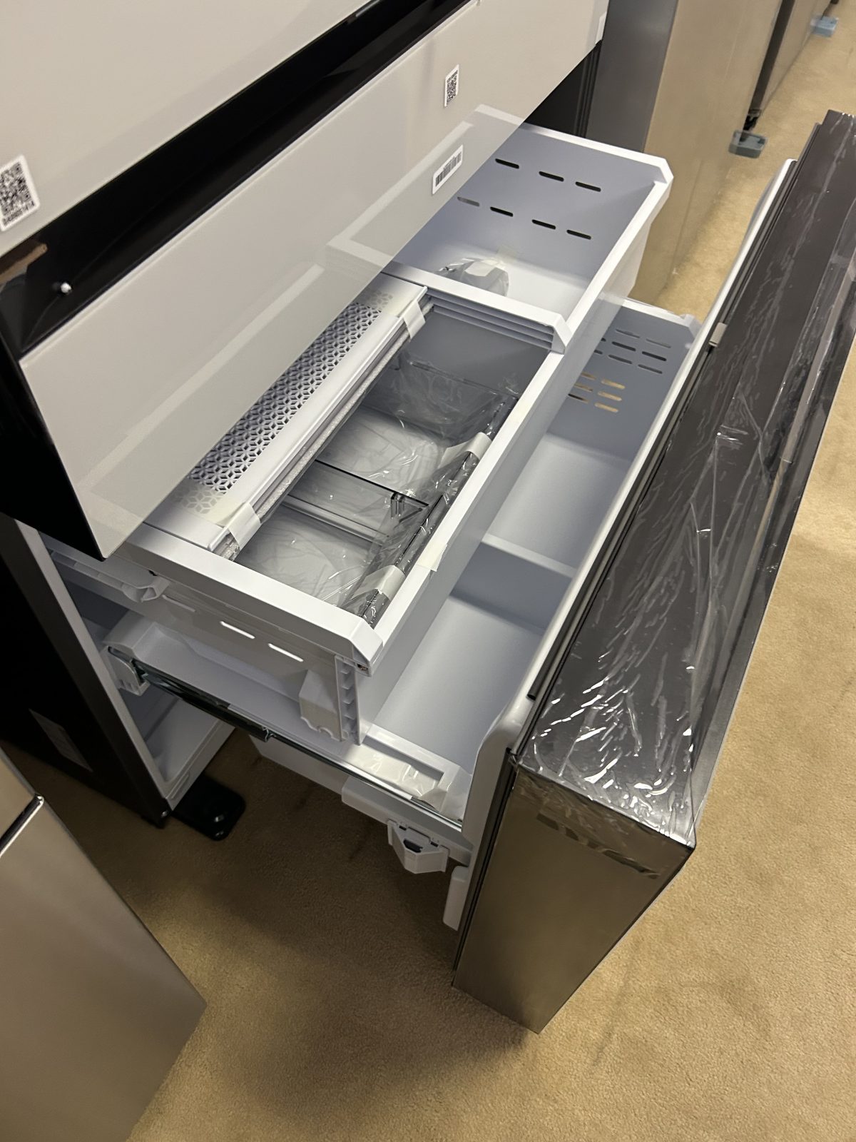 Samsung - Bespoke 23 cu. ft. Counter Depth 4-Door French Door Refrigerator with AI Family Hub™+ & AI Vision Inside™ - White Glass - Image 4