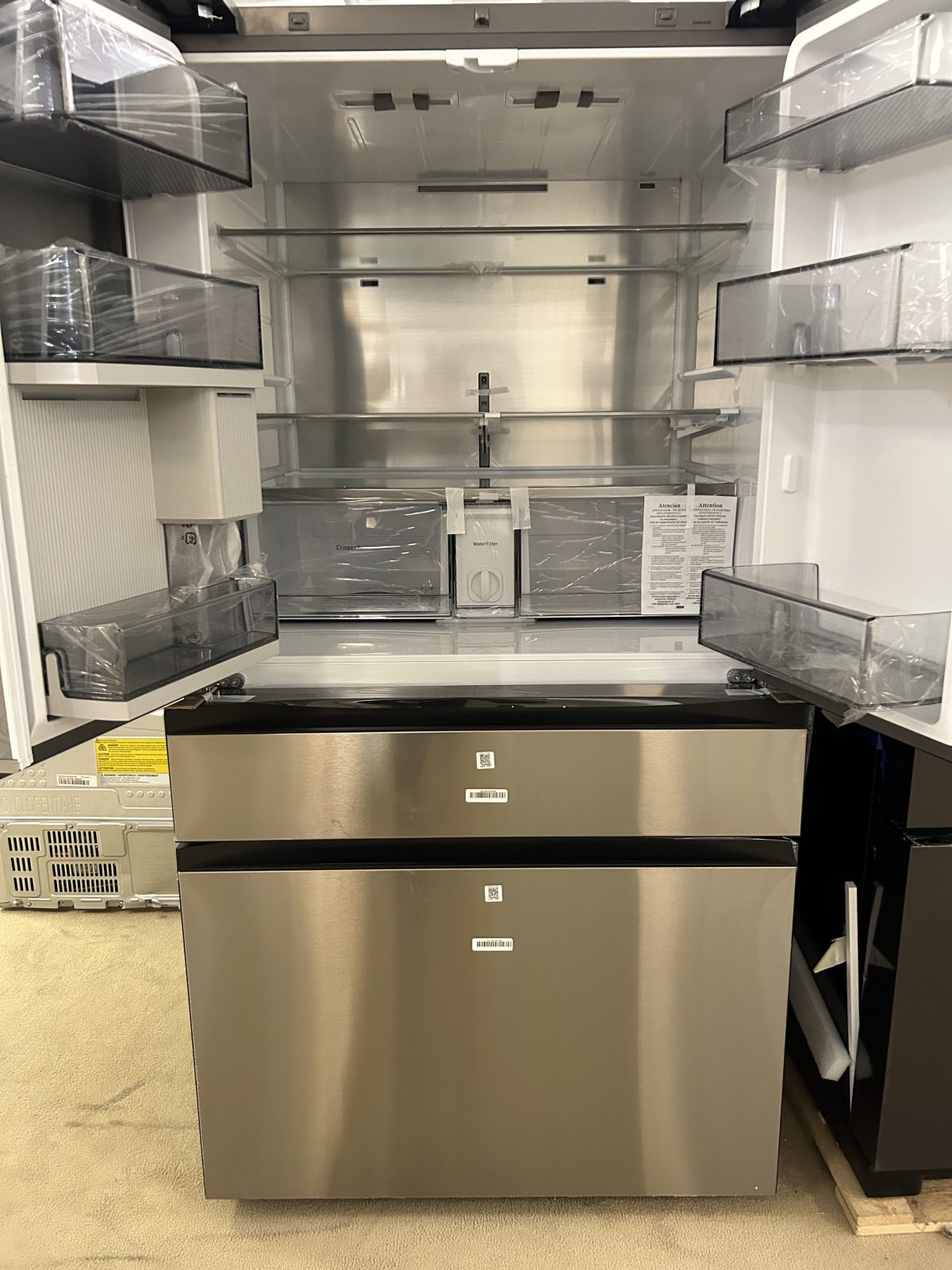 Samsung - Bespoke 29 cu. ft. 4-Door French Door Refrigerator with AI Family Hub™+ & AI Vision Inside™ - Charcoal Glass & Stainless Steel - Image 2