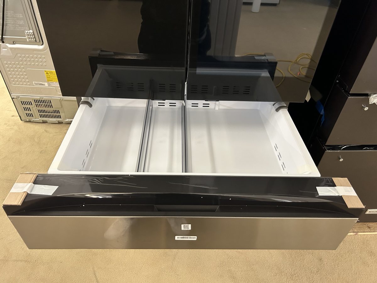 Samsung - Bespoke 29 cu. ft. 4-Door French Door Refrigerator with AI Family Hub™+ & AI Vision Inside™ - Charcoal Glass & Stainless Steel - Image 4