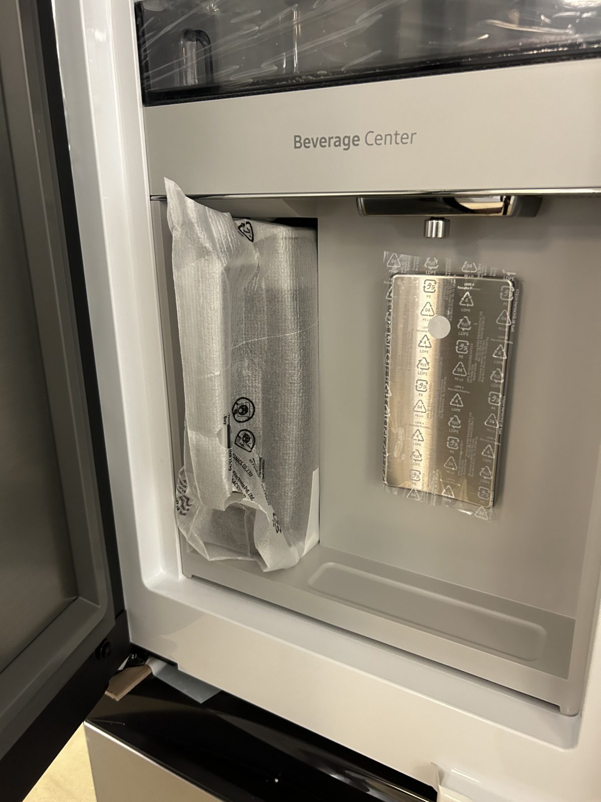 Samsung - Bespoke 29 cu. ft. 4-Door French Door Refrigerator with AI Family Hub™+ & AI Vision Inside™ - Charcoal Glass & Stainless Steel - Image 3