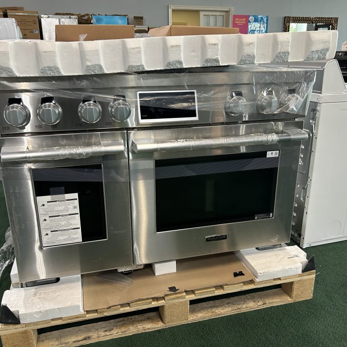 SIGNATURE KITCHEN SUITE 48-INCH GAS PRO RANGE WITH 6 BURNERS AND GRIDDLE