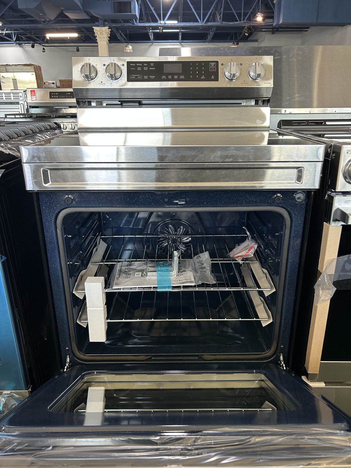 Samsung 30-in Glass Top 5 burners 6.3-cu ft Air Fry Convection Oven Freestanding Electric Range Fingerprint Resistant Stainless Steel - Image 3