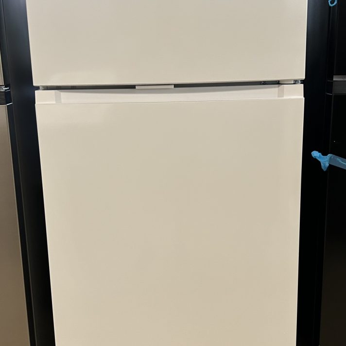 Wood’s 18 cu. ft. Frost-Free Fridge with Top Mount Freezer in White