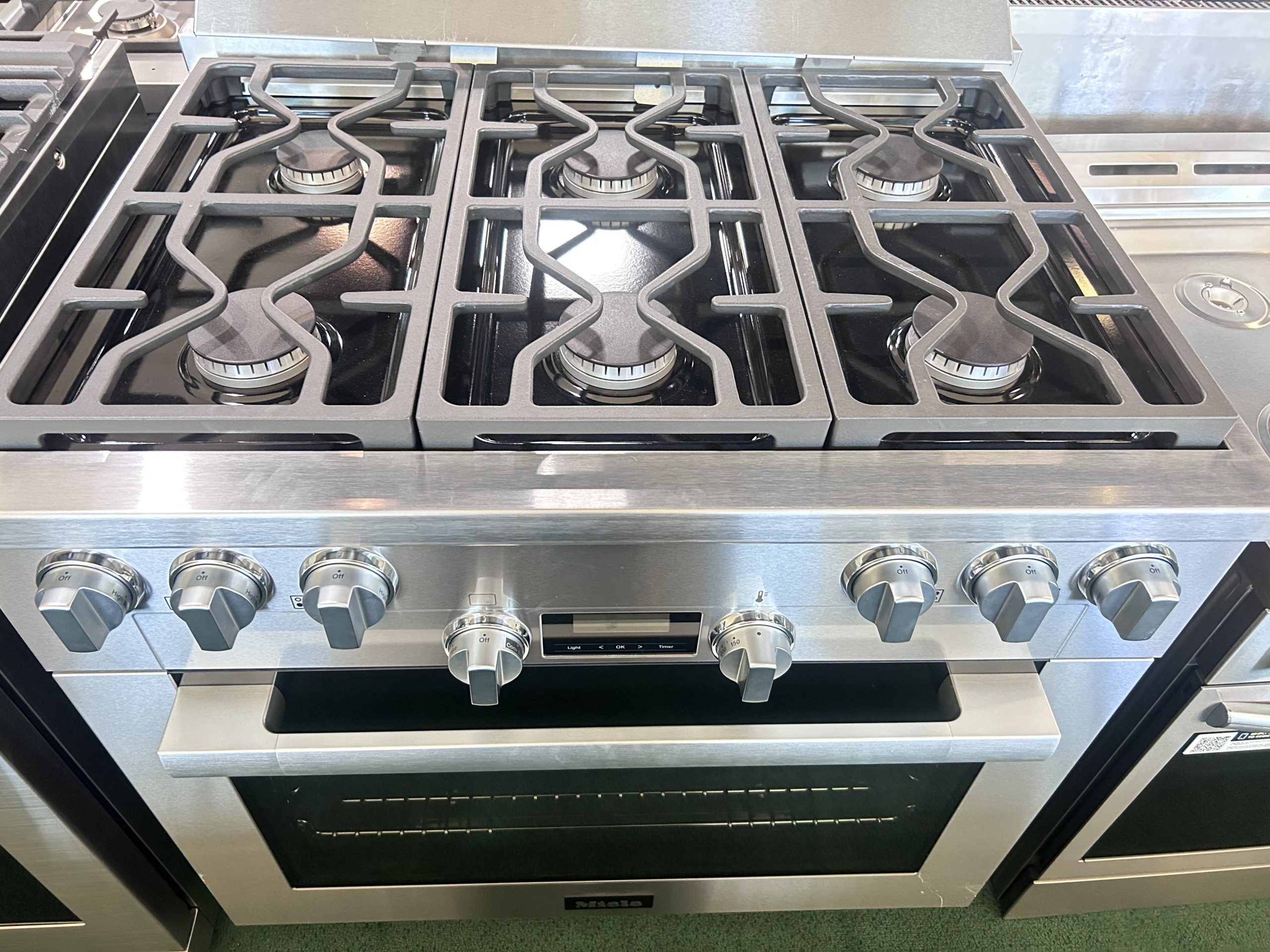 Miele 36" Gas Range With 6 Burners and DirectSelect - Natural Gas - Clean Touch Steel - Image 2