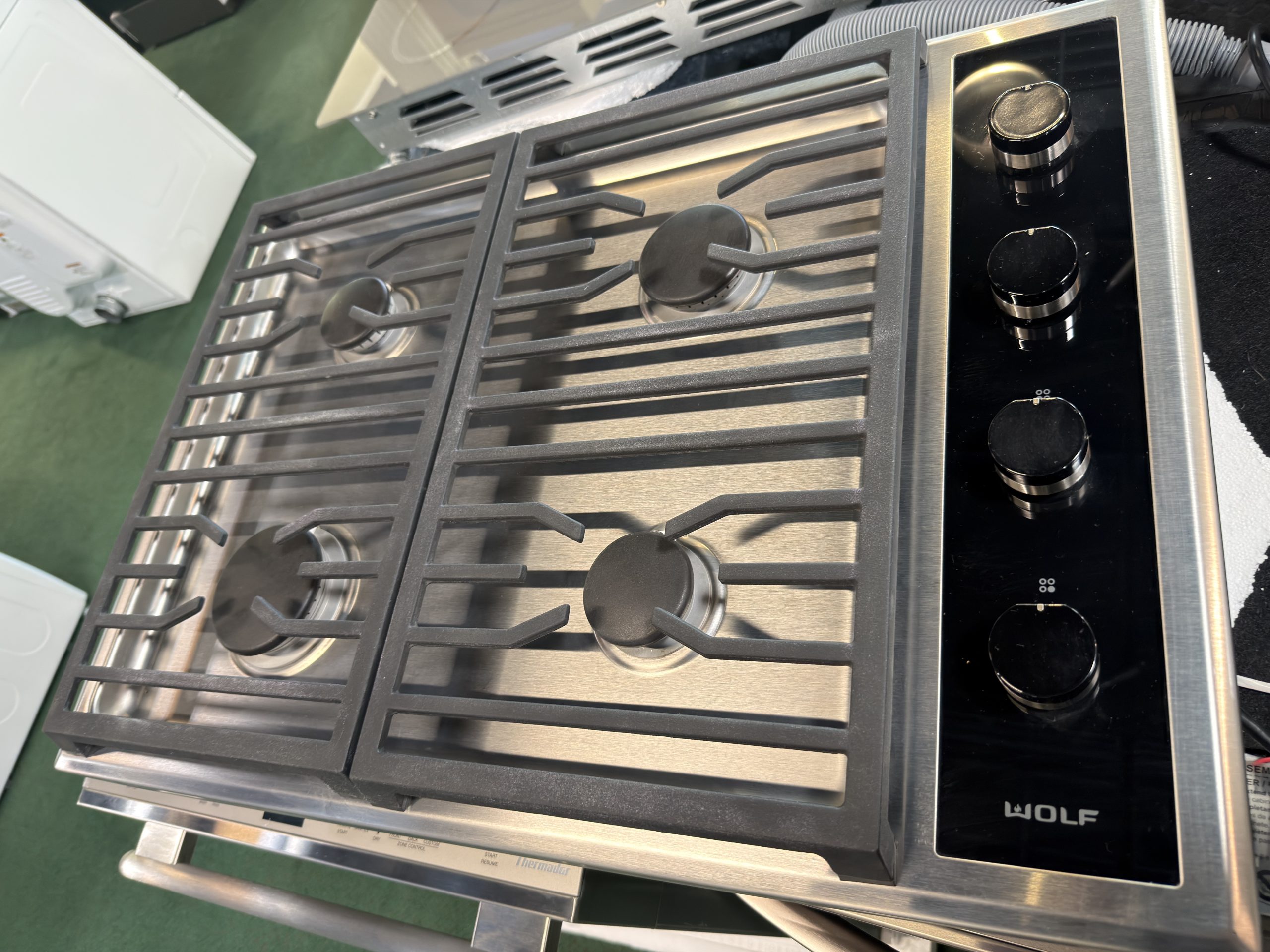 WOLF- 30" Transitional Gas Cooktop - 4 Burners - Image 2