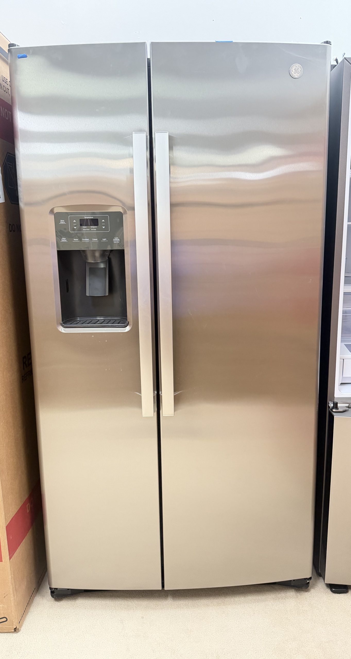 GE 25.3-cu ft Standard-Depth 36-in Wide Side-by-Side Refrigerator with Ice Maker ,Water and Ice Dispenser ( Fingerprint Resistant Stainless Steel )