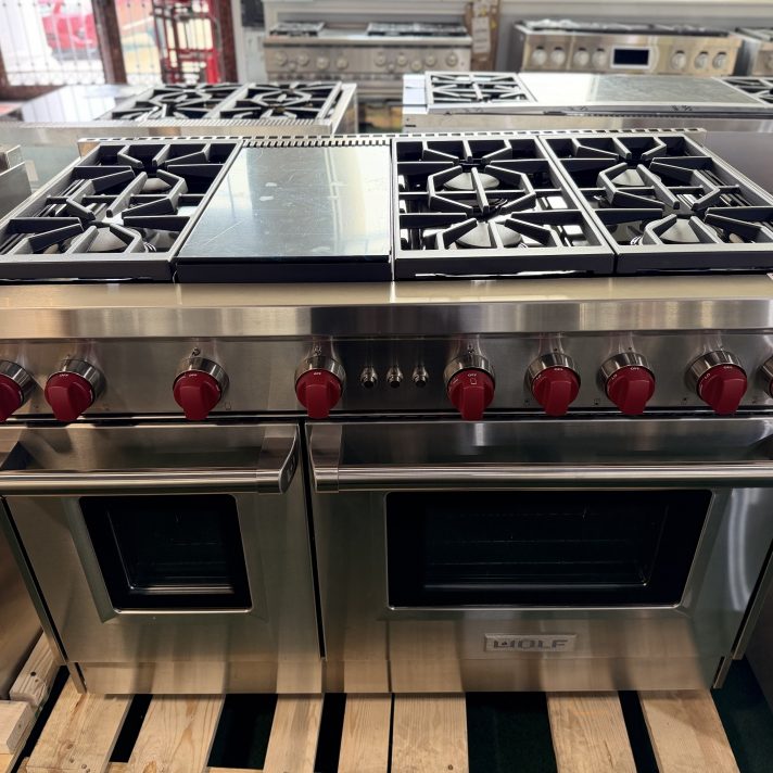 Wolf- Gas Range - 6 Burners and Infrared Griddle Liquid Propane