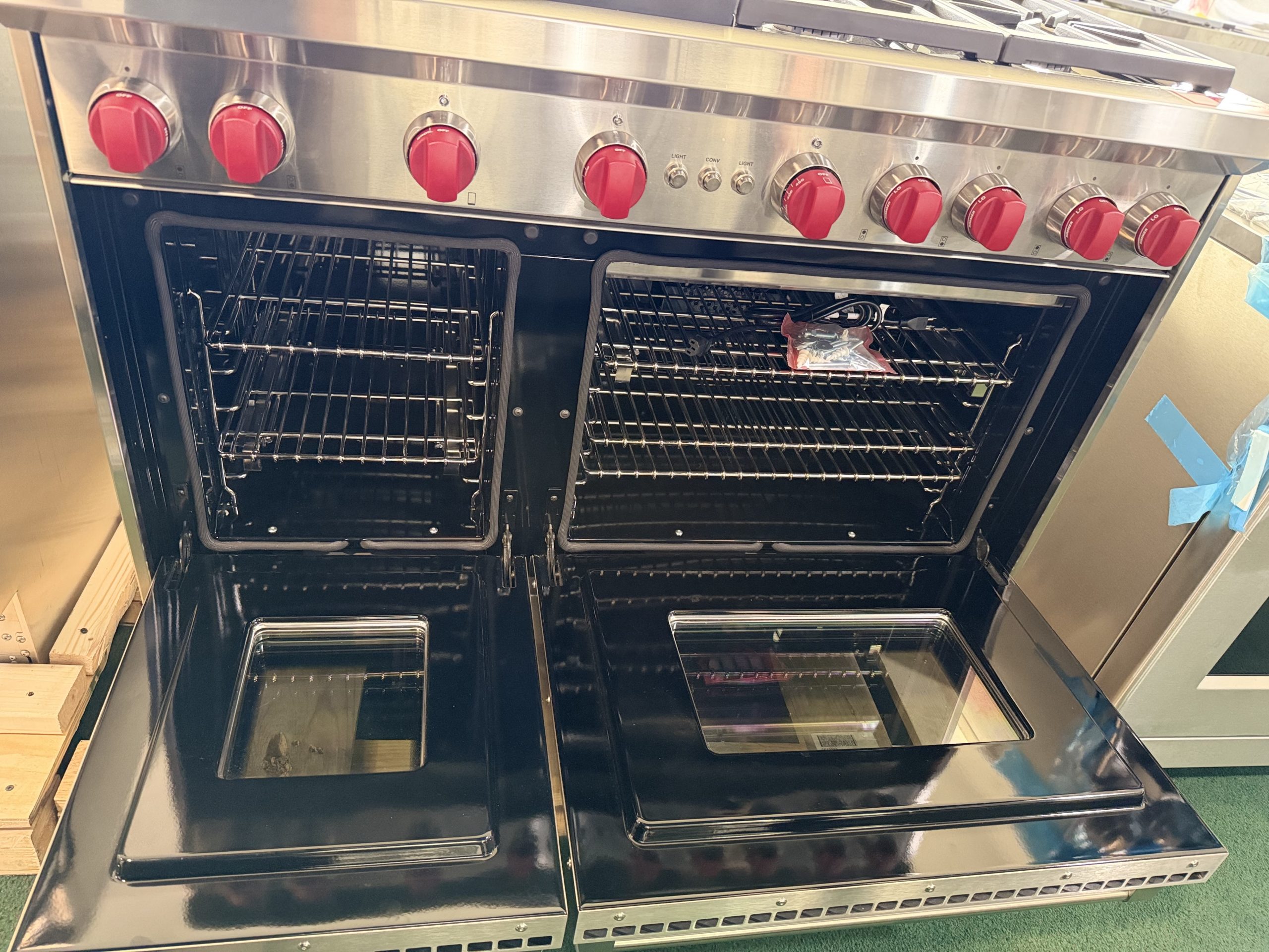 Wolf- Gas Range - 6 Burners and Infrared Griddle Liquid Propane - Image 3