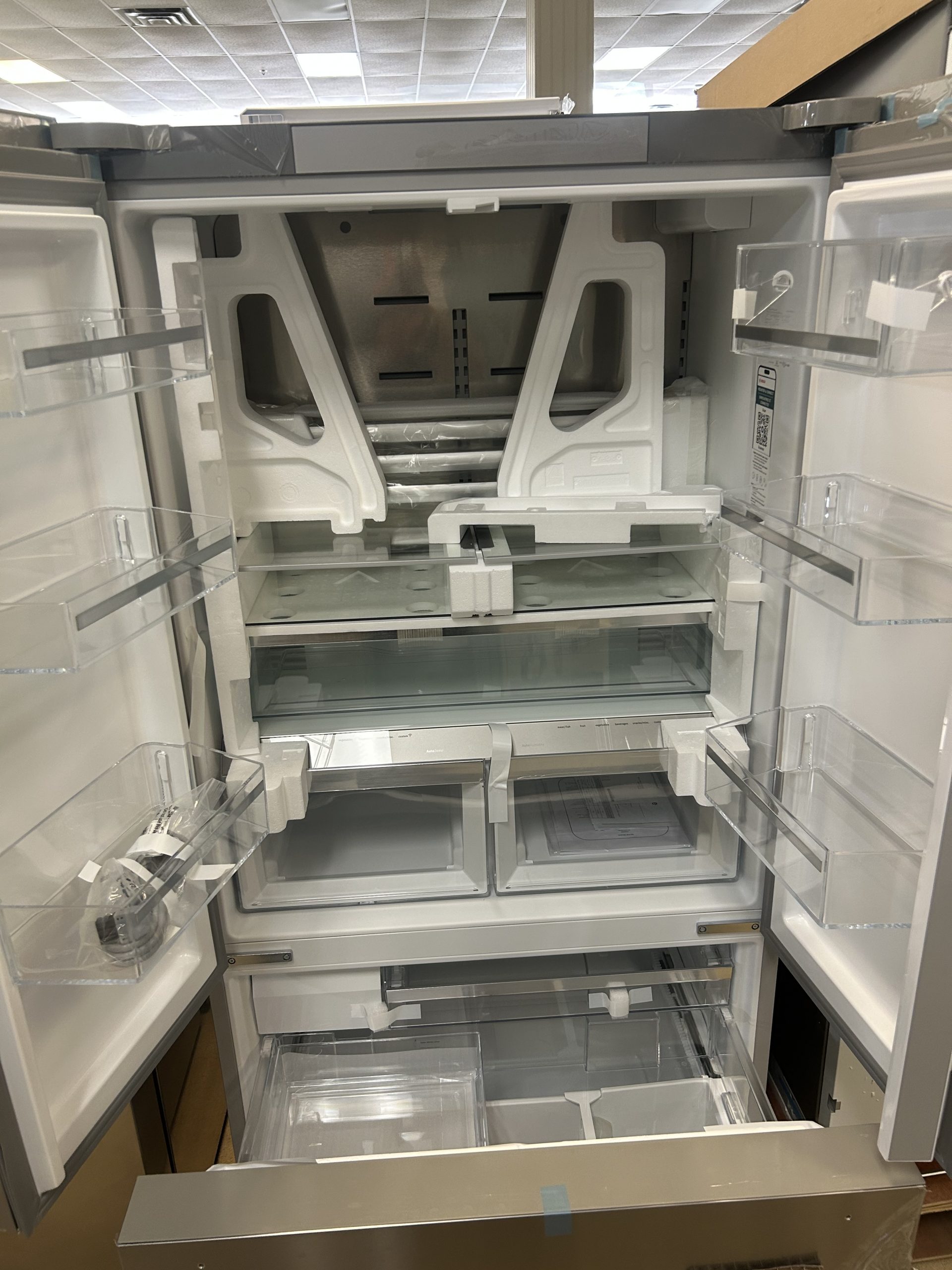 Bosch 800 Series 36 Inch Wide 20.8 Cu. Ft. Energy Star Certified French Door Refrigerator with MultiAirFlow and VitaFreshPro - Image 3