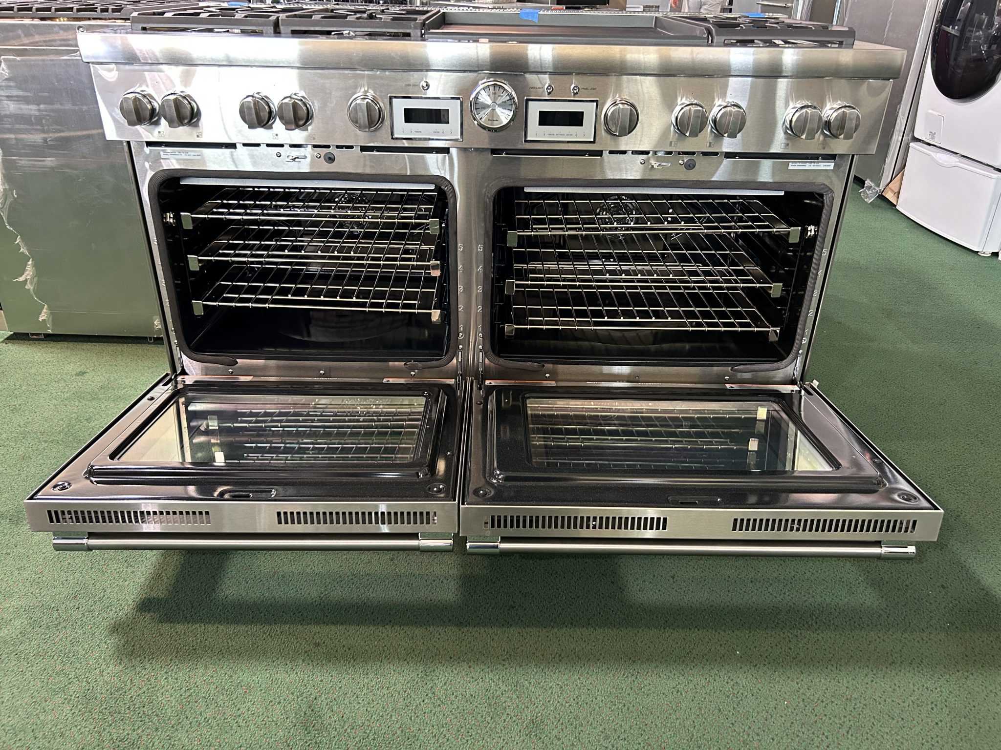 Thermador - Pro Grand 60'' 10.6 Cu. Ft. Freestanding Double Oven Dual Fuel LP Convection Range with Self-Cleaning - Stainless Steel - Image 2