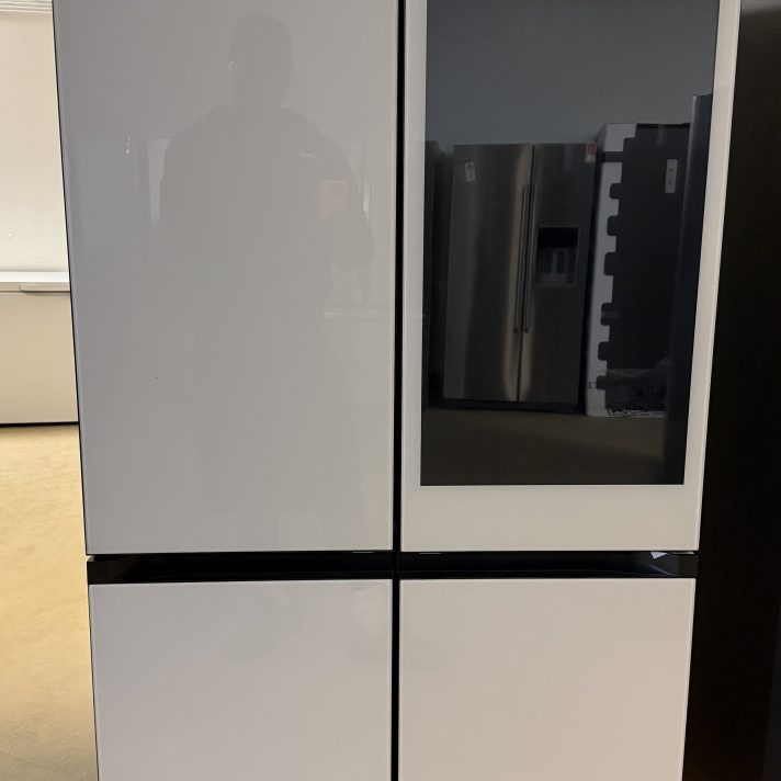 Samsung - Bespoke 29 Cu. Ft. 4-Door Flex French Door Smart Refrigerator with AI Family Hub+ - White Glass