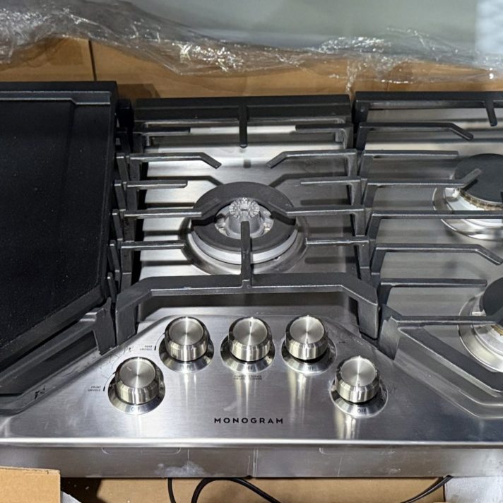 Monogram* 36" Built-In Gas Cooktop with 5 burners and Sapphire Glass Precision Knobs - Stainless Steel