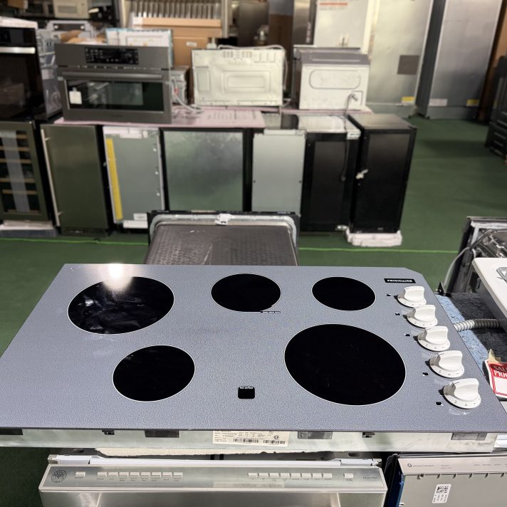 FRIGIDAIRE- 36'' Radiant Electric Cooktop in Gray with 5 Burner Elements, including Quick Boil Burner & Ceramic Glass Surface(AS IS)