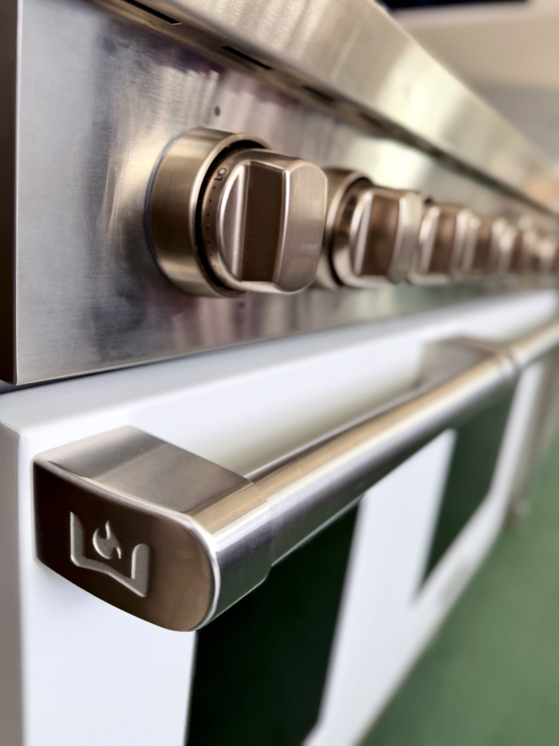 WOLF* 48" Dual Fuel Range - 6 Burners and Infrared Griddle White - Natural Gas. - Image 4