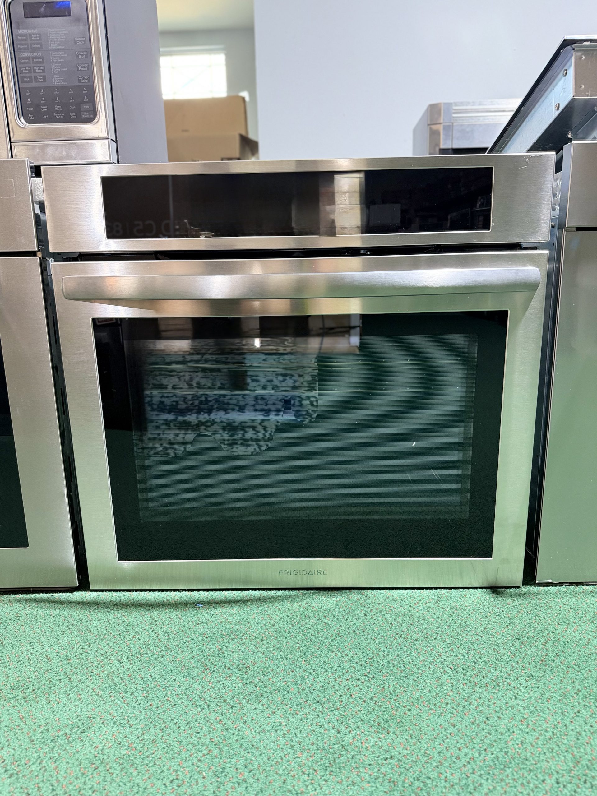 Frigidaire* 30 inch Single Electric Wall Oven with Air Fry Single-fan and Self + Steam Cleaning ( Stainless Steel )