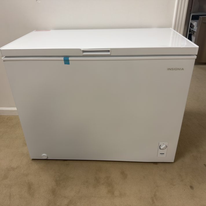 Insignia™* - 10.4 Cu. Ft. Garage-Ready Chest Freezer - White