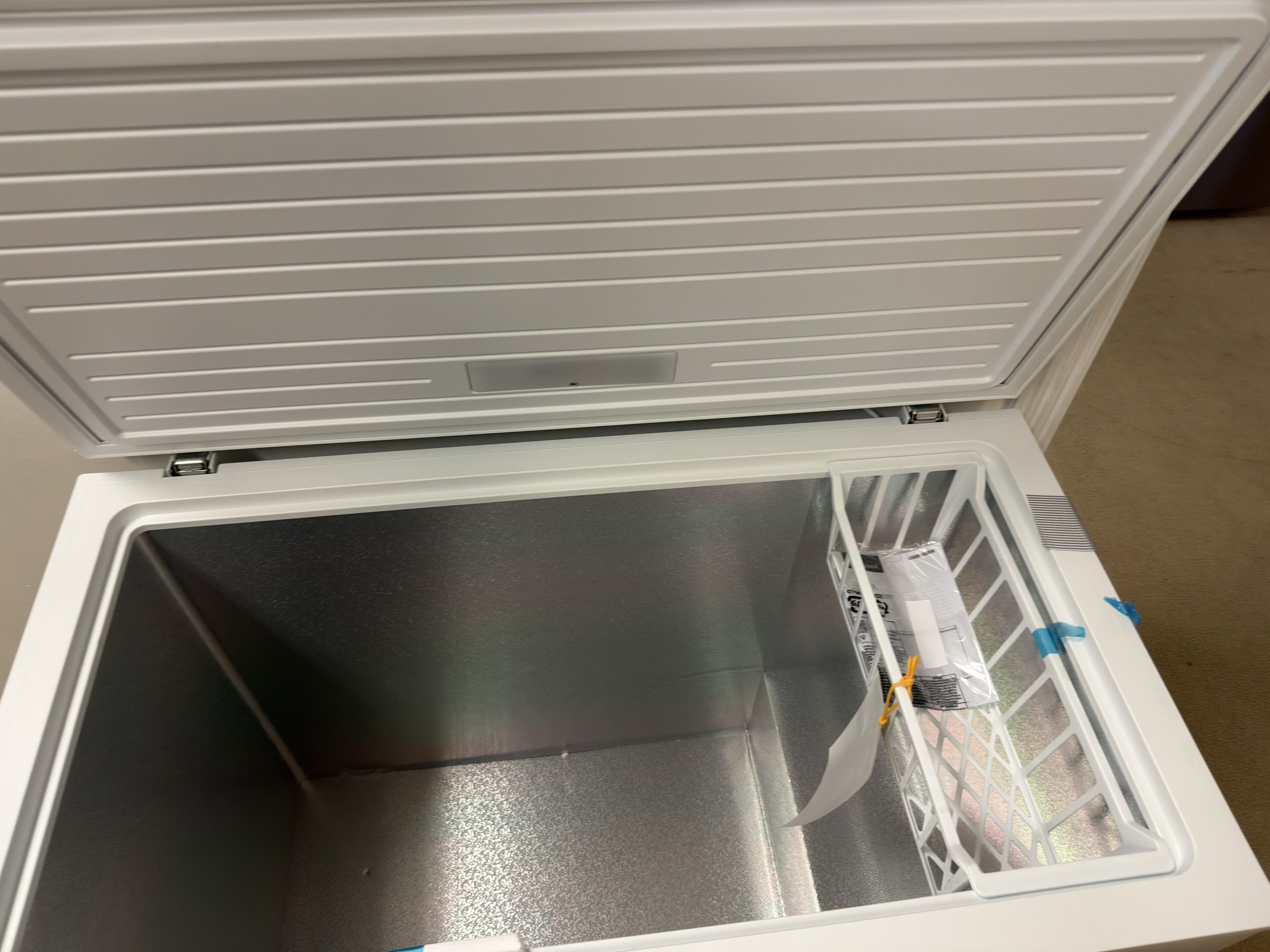 Insignia™* - 10.4 Cu. Ft. Garage-Ready Chest Freezer - White - Image 2
