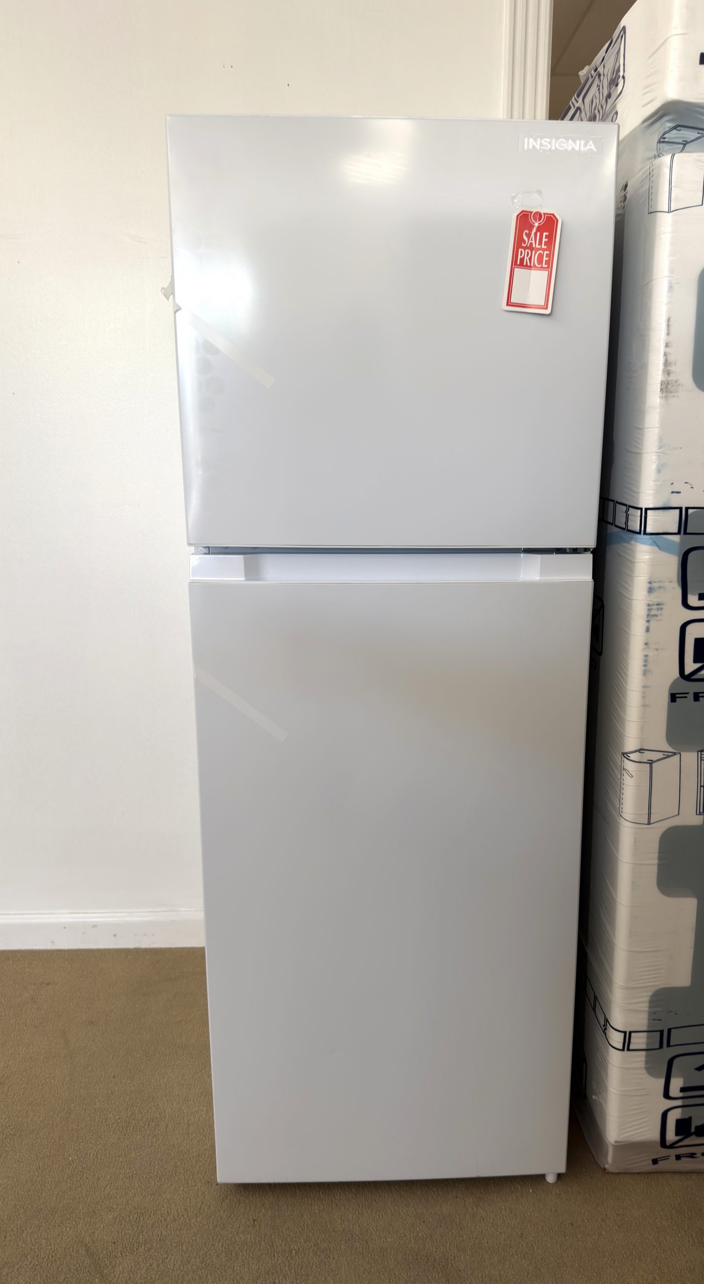 Insignia* 22 in. Wide 10.1 Cu. Ft. Top-Freezer Refrigerator with Reversible Door and ENERGY STAR Certification - White