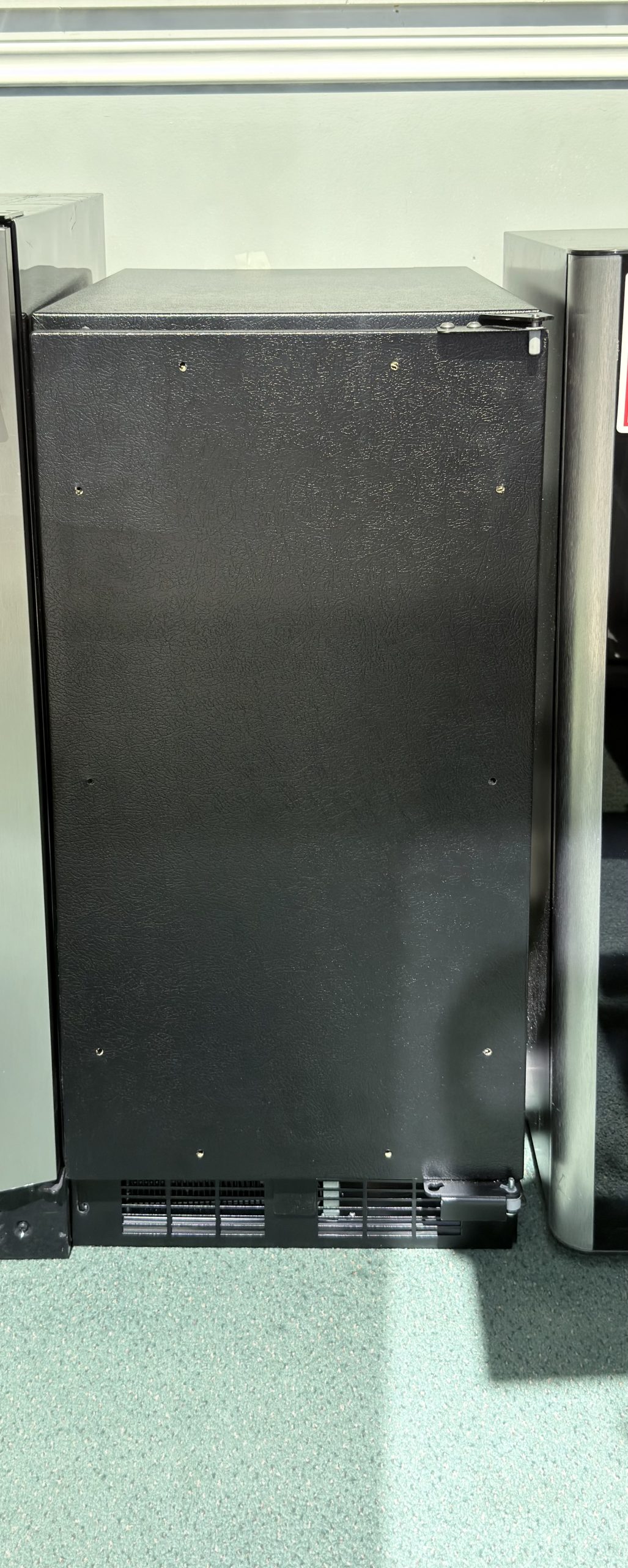 VIKING* 15'' Custom Panel Crear Ice Machine with Drain Pump
