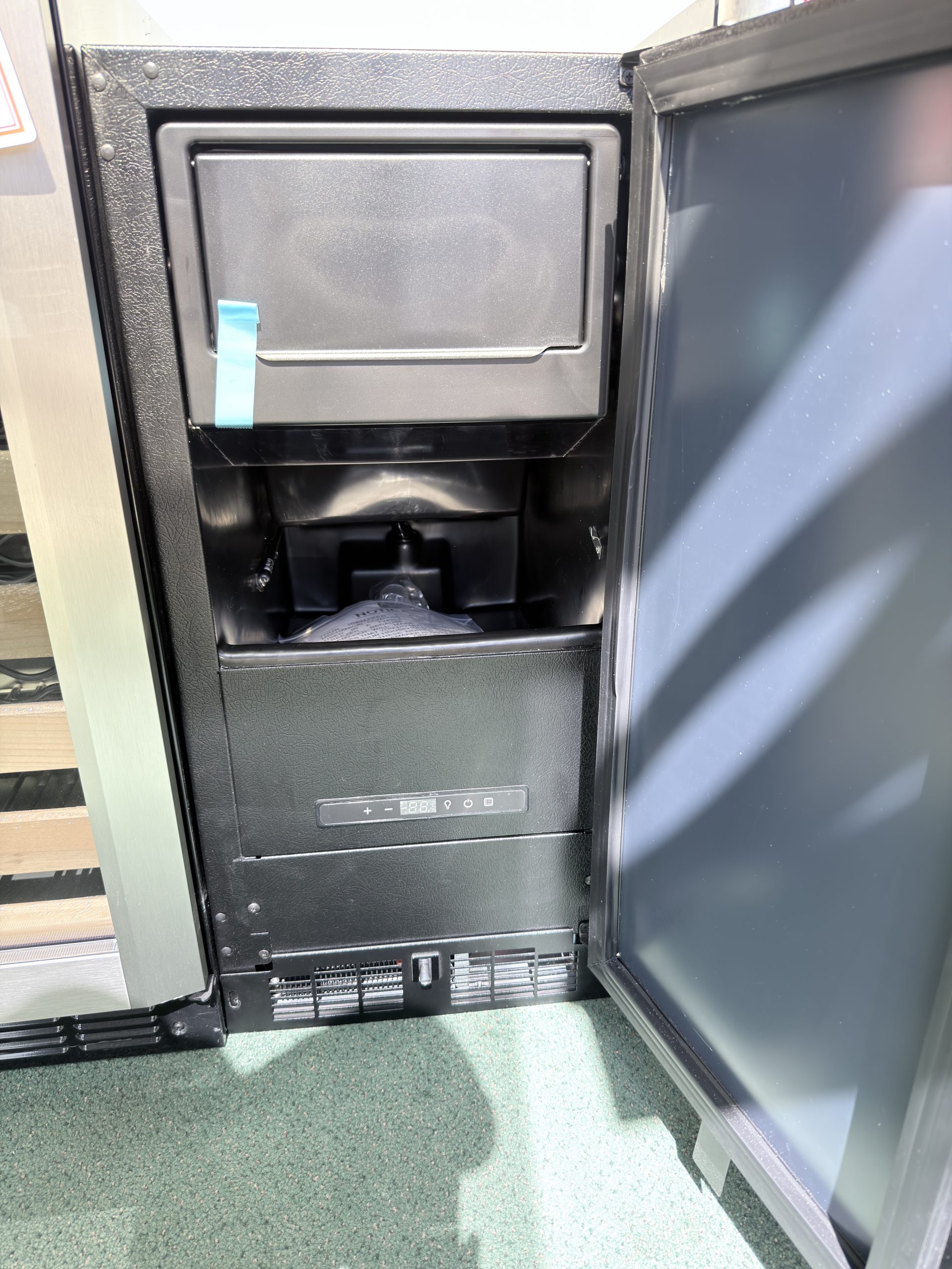 VIKING* 15'' Custom Panel Crear Ice Machine with Drain Pump - Image 2