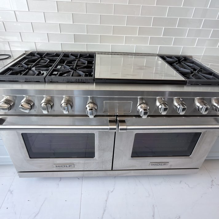 WOLF* Legacy Model - 60" Dual Fuel Range - 6 Burners and Infrared Dual Griddle LIKE NEW