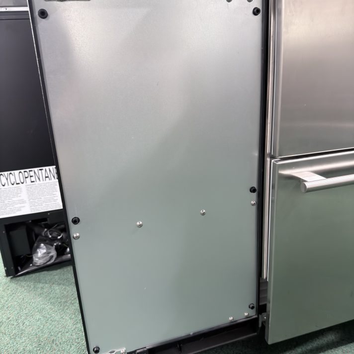 VIKING* 15"W. Panel Ready Nugget Ice Machine with Drain Pump