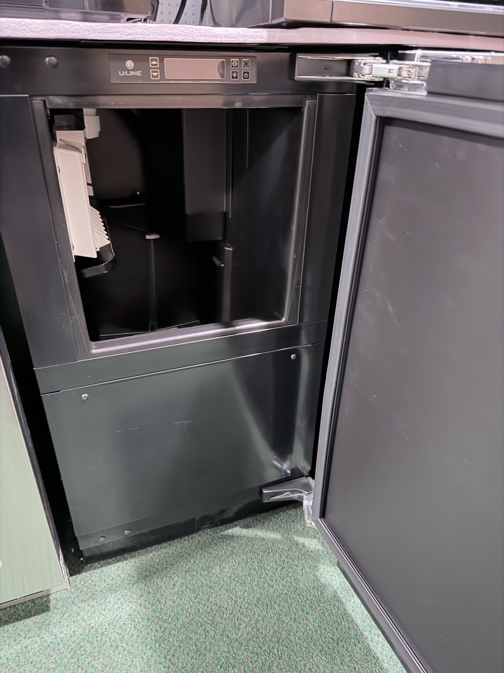 U-Line* 3000 Series 18" Cube Clear Ice Machine Panel Ready - No Pump - Image 2