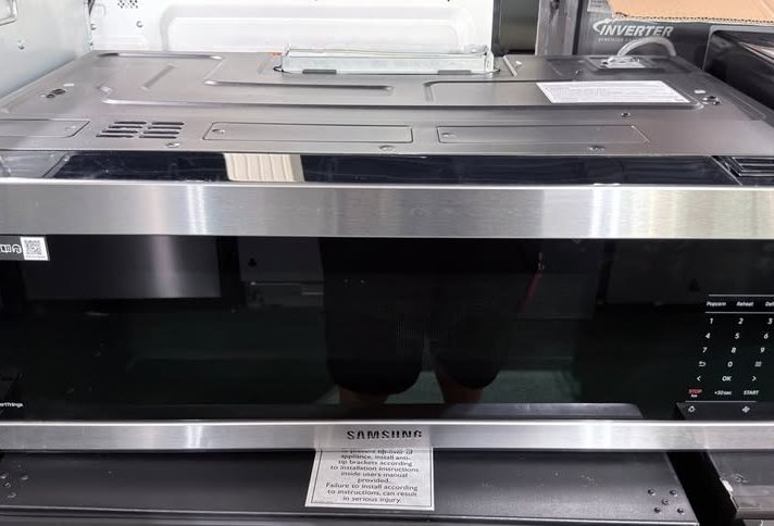 Samsung* 1.1 cu. ft. Smart SLIM Over-the-Range Microwave with 550 CFM Hood Ventilation – Stainless