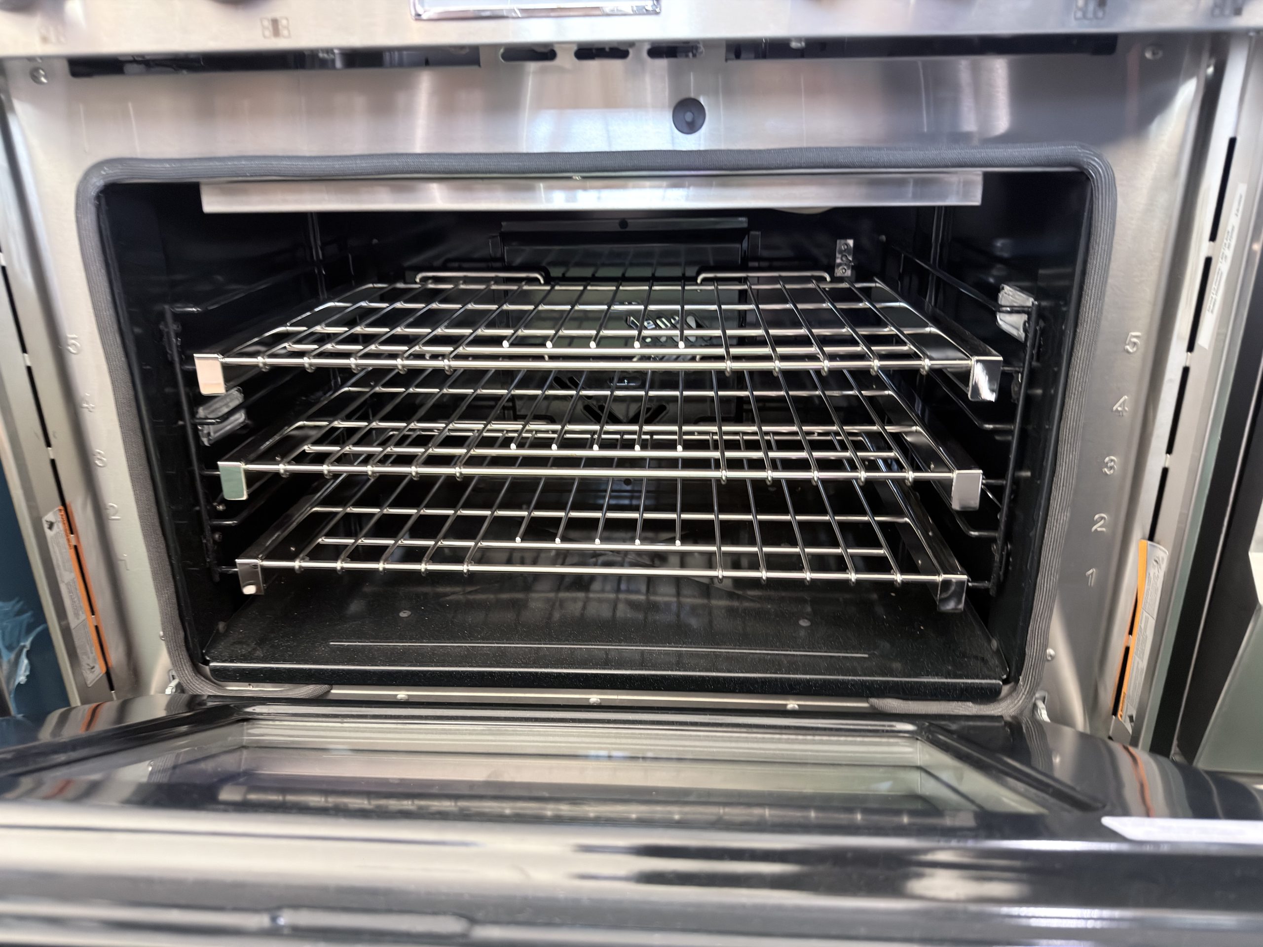 Thermador* Pro Harmony 36 in. Wide 5.0 Cu. Ft. Freestanding Gas Convection Range with Manual cleaning 4 Burners - Stainless Steel - Image 3