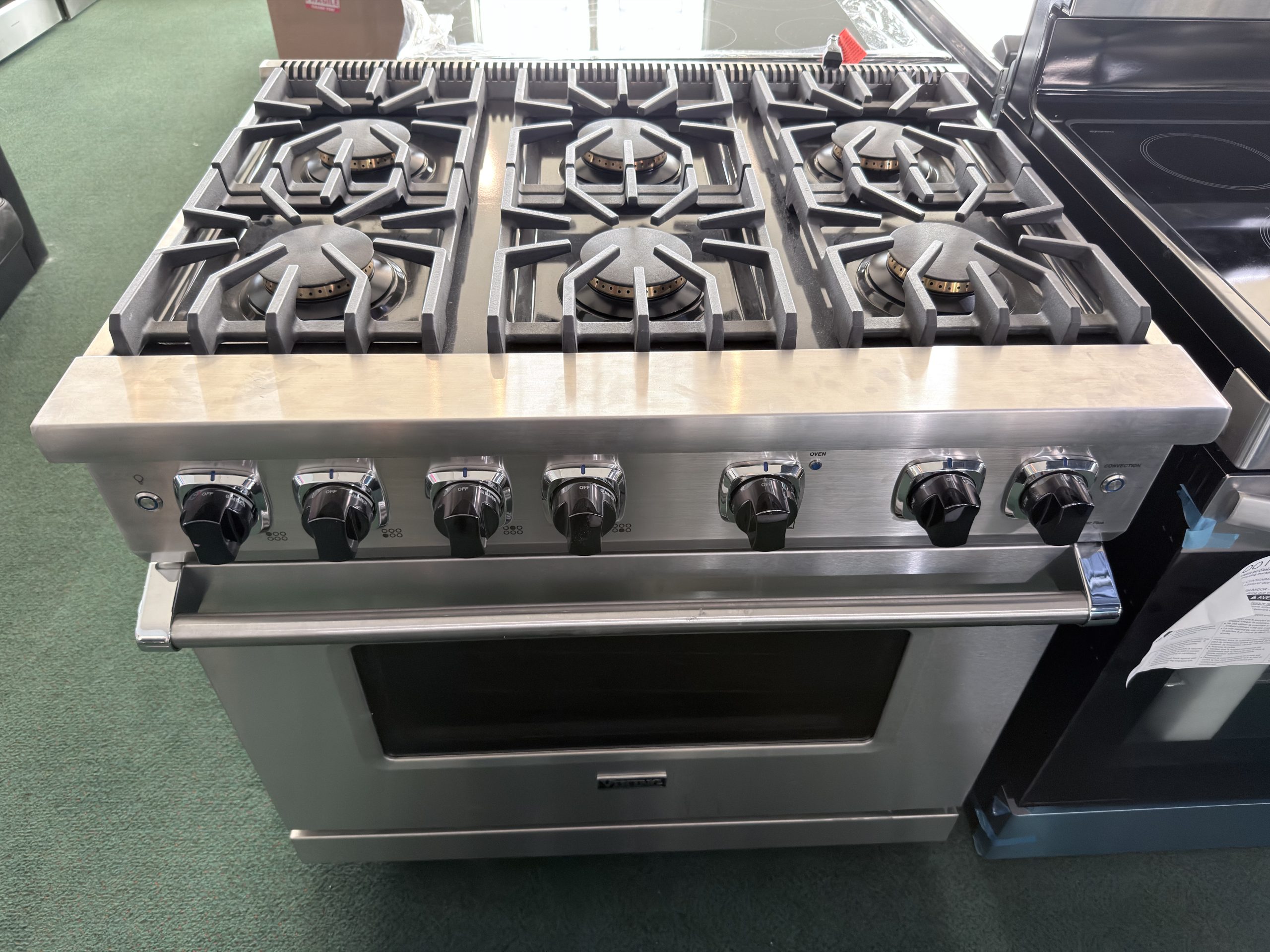 VIKING* 5 Series 36-inch freestanding professional gas range in stainless steel Natural Gas - Image 2